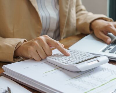 経理2名の小さな部門からスタートし、残業時間を月40時間削減